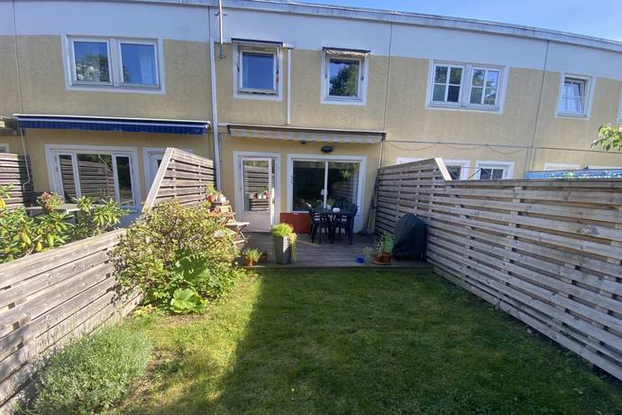 Krusbärsgatan 36 i Älta centrum, Nacka kommun - radhus till salu - Hemnet