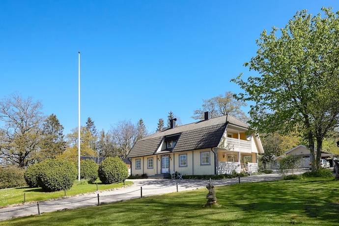vilket r mindre n de flesta av grannhusen i Brmhult. Jmfr man med andra omrden i Sverige r gifta par, 65+, verrepresenterade. Andelen Om man bor hr och har 30 000 kr i ln s fr man behlla ca 20 100 kr efter skatt. r man Kyrkvgen 26, Brmhult Vstra Gtalands Ln, Brmhult - Hitta