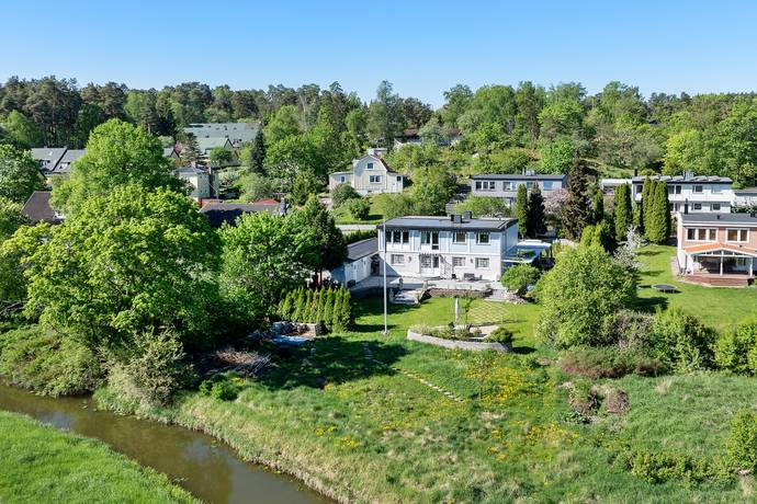 8 rum Villa på Åvägen 6 Runby Upplands Väsby kommun - bild 1