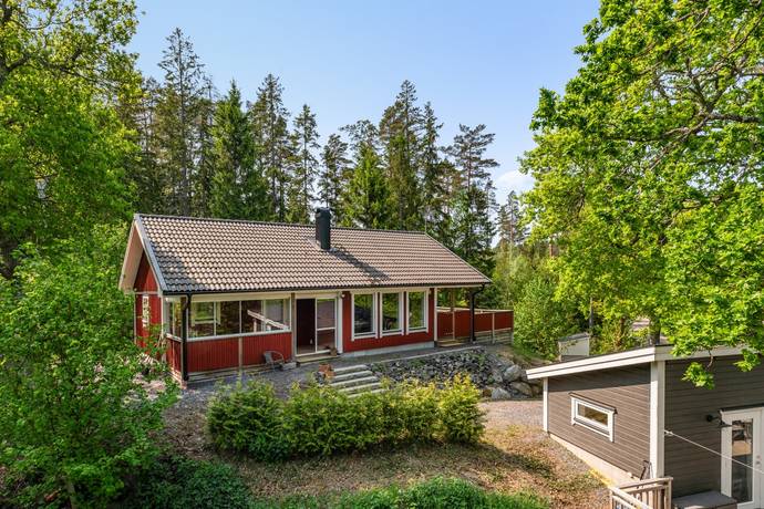 3 rum Vinterbonat fritidshus på Tomta-Ekevägen 82 A & B Tomta Norrtälje kommun - bild 1