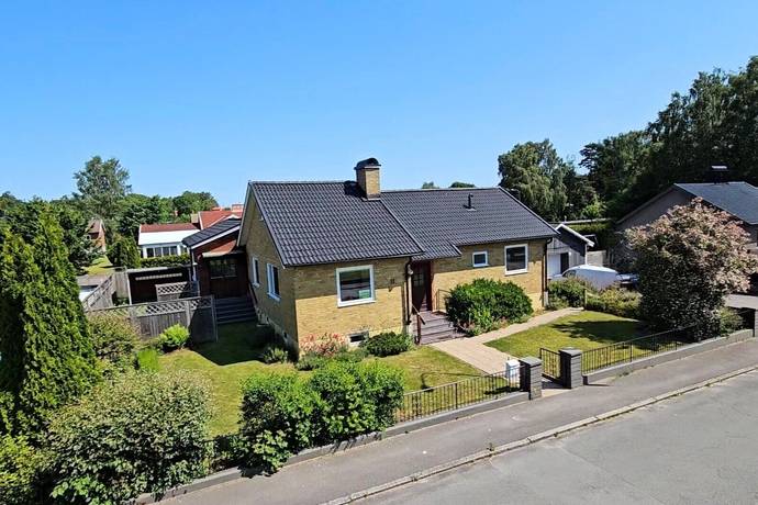 8 rum villa på Rosengången 11 Stattena, Hässleholms kommun - bild 1