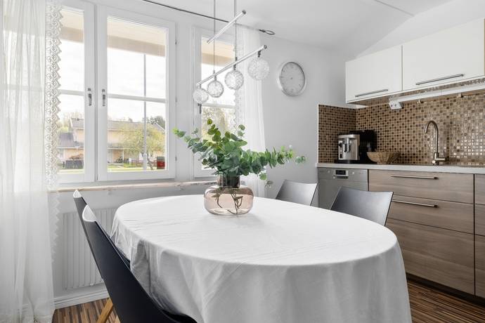 4 rum Radhus på Hovslagarvägen 6 Bålsta - Gillmarksbyn Håbo kommun - bild 5