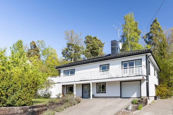 8 rum villa på Ängshalsvägen 6 Kvarnbergsplan, Huddinge kommun - bild 1