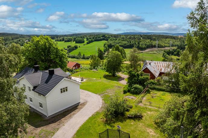 gård med jordbruk på Äkrom 108 Huli, Sundsvalls kommun - bild 1