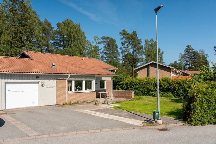 5 rum parhus på LABYRINTVÄGEN 18 Guldkullen, Västerås kommun - bild 1