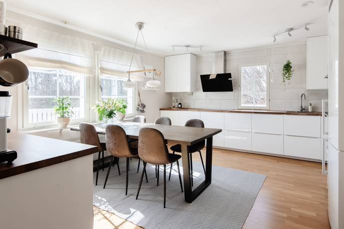 8 rum villa på Översättravägen 13 Skärgårdsstad, Österåkers kommun - bild 1