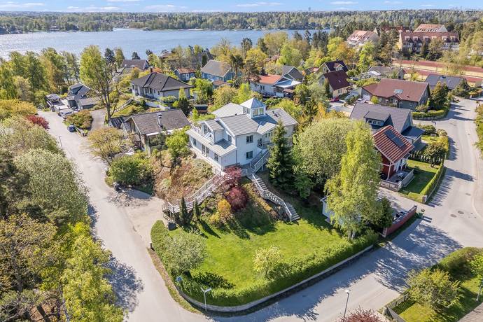9 rum villa på Bergklintsvägen 1 Huddinge, Huddinge kommun - bild 1