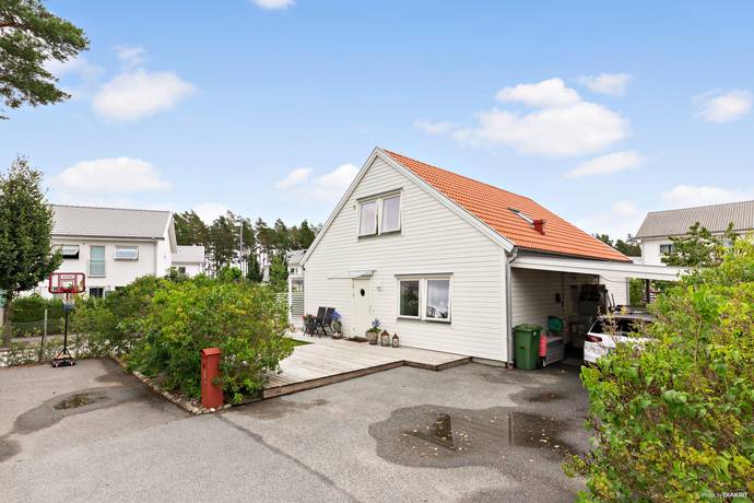 6 rum villa på Vattentornsvägen 24 Söderby Park, Salems kommun - bild 1