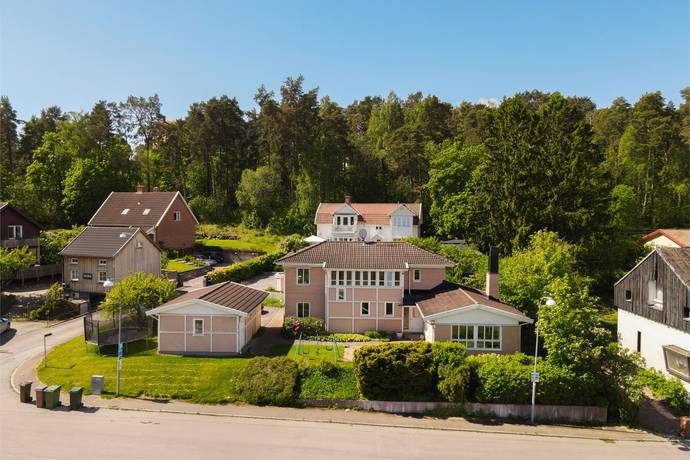 5 rum villa på LUSTIGKULLAGATAN 13 Lustigkulla / Trumslagarbacken, Västerås kommun - bild 1