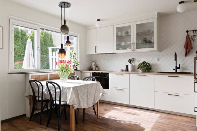 4 rum par-/kedje-/radhus på Tuvvägen 128 Centrala Haninge, Haninge kommun - bild 2