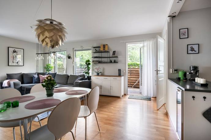 3 rum lägenhet på Bergtallsvägen 24, uteplats Älvsjö - Långbro Park, Stockholms kommun - bild 3