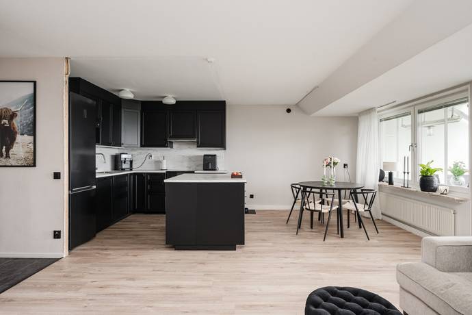 4 rum lägenhet på Kungsvägen 127 Entréplan & våning 3 från balkongsidan Timrå, Timrå kommun - bild 1