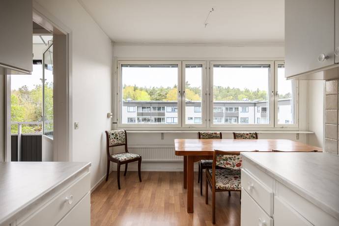 3 rum lägenhet på Vinterbrinksvägen 19, 3/3tr Igelbodaplatån - Saltsjöbaden, Nacka kommun - bild 2